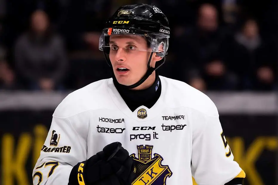 AIK-backen kritiseras efter sent matchstraff – experterna ogillar situationen