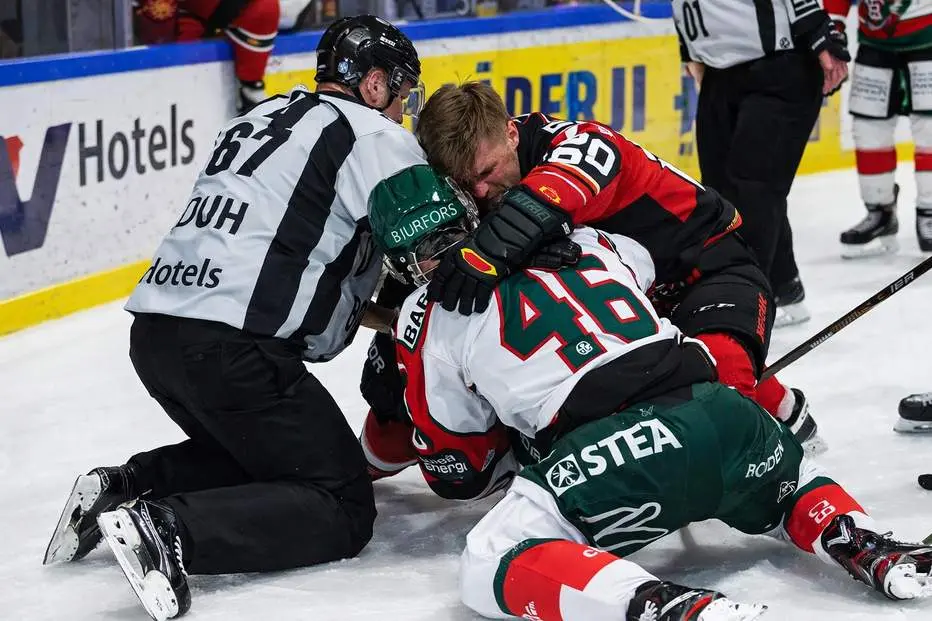 Bilderna visar knuffen bakom bråket: ”Med flit”