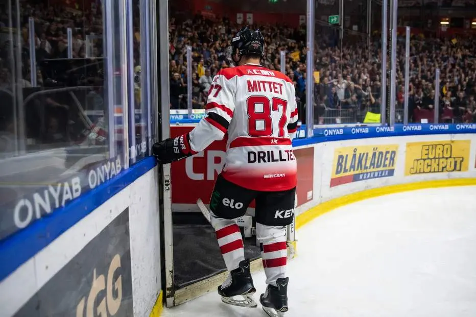 Forwarden hoppar runt på kryckor: ”Lite struligt”