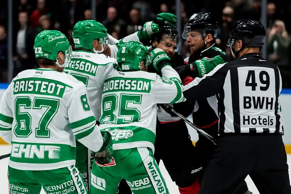 Kaos efter derbyt – fullskaligt slagsmål vid slutsignalen