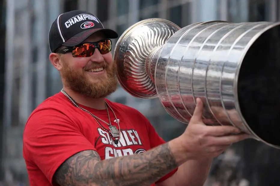 Skriver nytt kontrakt – mitt under Stanley Cup-paraden