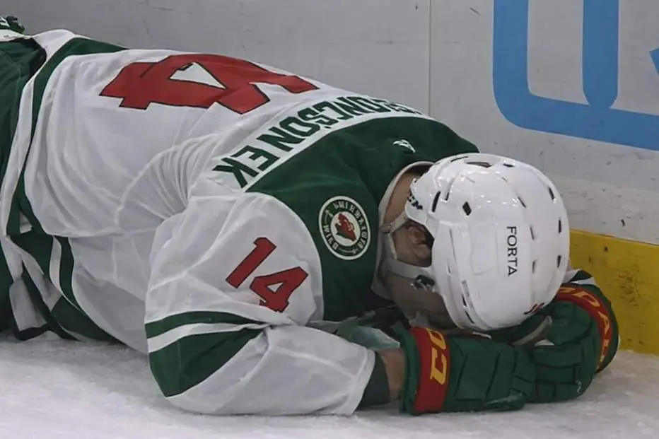 Otäcka bilder på OS-svensken – fick klubba i ögat