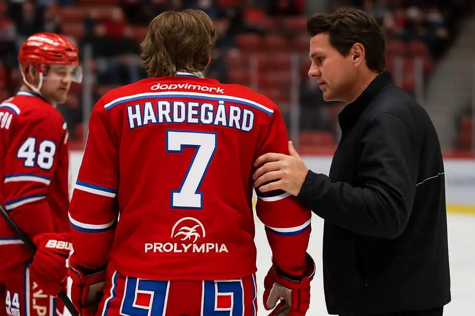 Kliver av skadad efter tacklingen – spelaren i utsatt läge