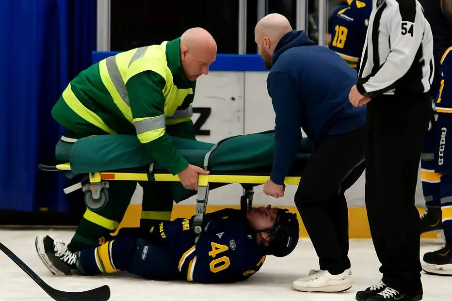 Skräckskadan i HV71: Lämnar på bår