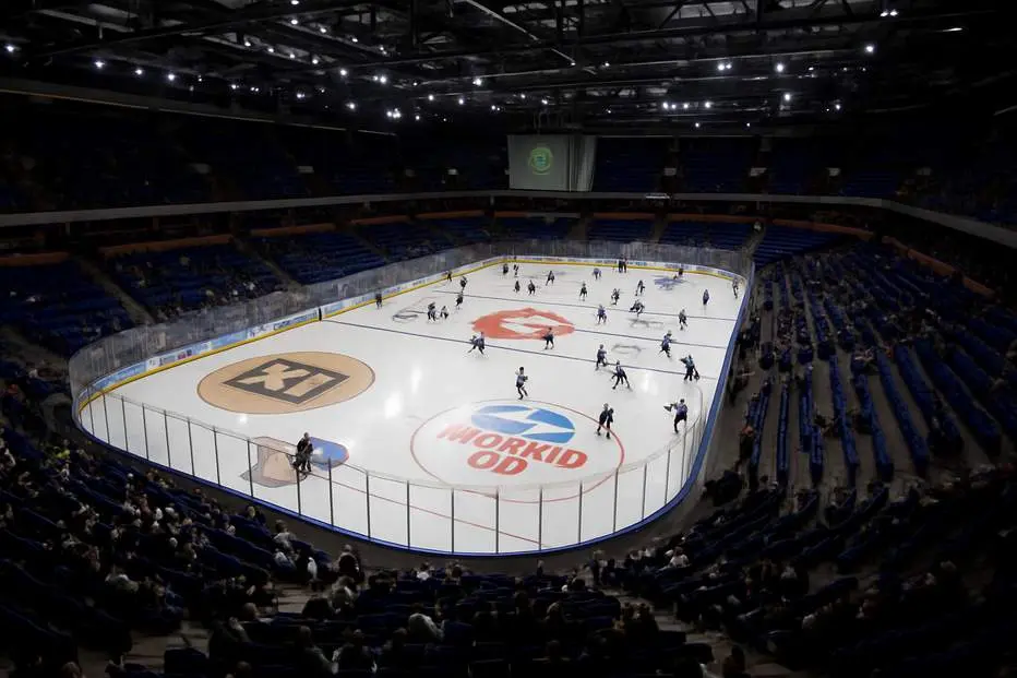 Två frihetsberövade efter pyroteknik i Löfbergs Arena