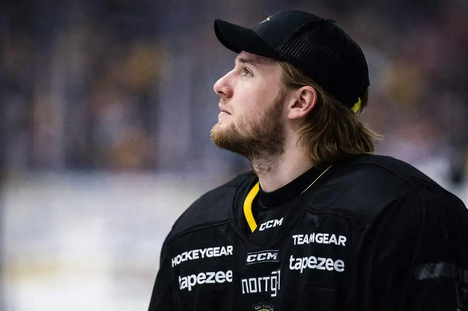 Unge målvakten förlänger med AIK – trots rykten